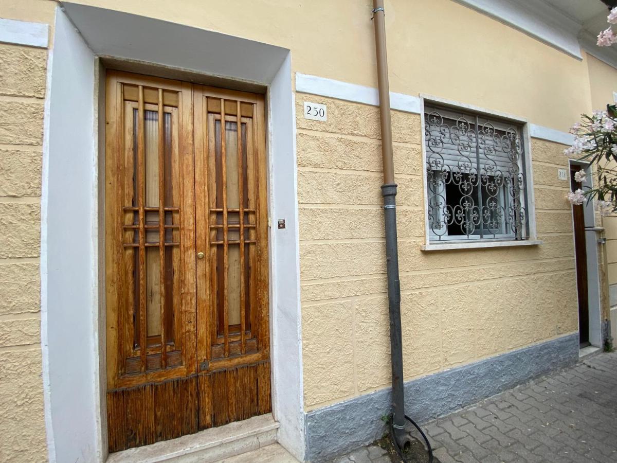 La Casa Del Pescatore Виареджо Экстерьер фото